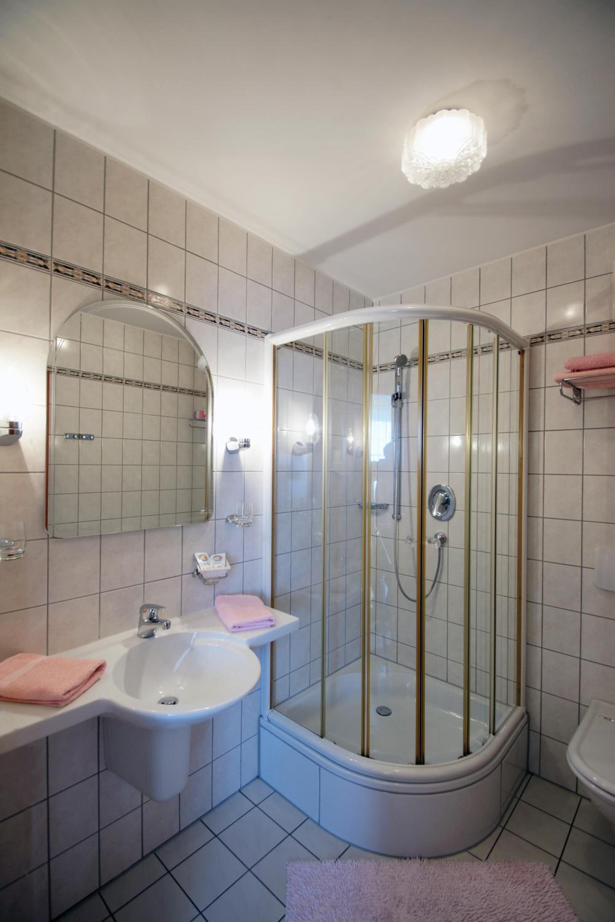 Dusche, kostenlose Toilettenartikel, Haartrockner, Bademäntel