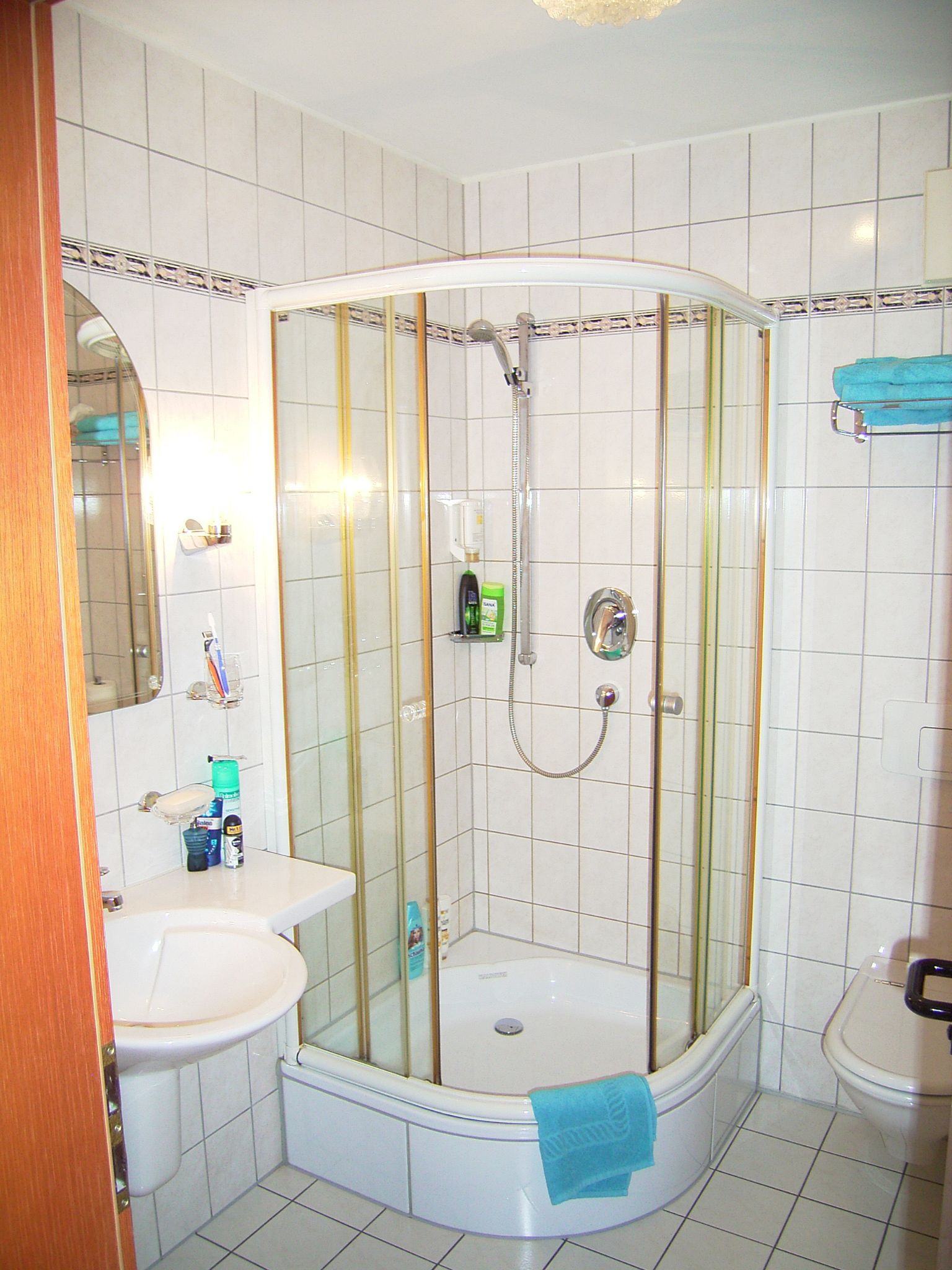Un baño con ducha, lavamanos e inodoro.