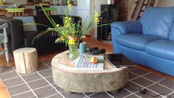 Deluxe Cabin (Balebarn Lodge) | 2 bedrooms, individually decorated, individually furnished