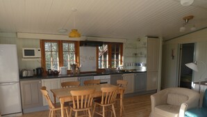 Cabana (Beech Lodge) | Cozinha privada | Cafeteira/chaleira, geladeira grande, micro-ondas, fogão