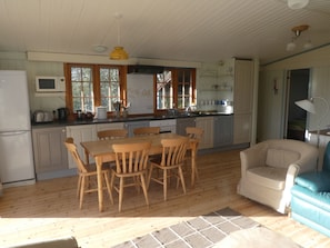 Cabin (Beech Lodge) | Private kitchen | Full-sized fridge, microwave, oven, stovetop - Wheatland Farm Eco Lodges (Chulmleigh)