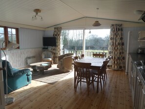 Ferienhütte (Beech Lodge) | Wohnbereich | Flachbildfernseher