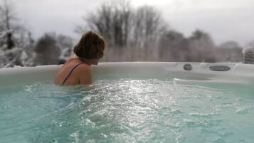 Cabin (Beech Lodge) | Private spa tub