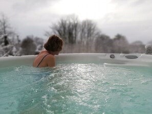 Cabin (Beech Lodge) | Private spa tub