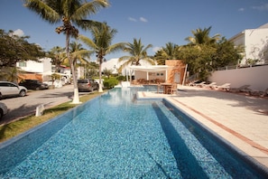 2 outdoor pools