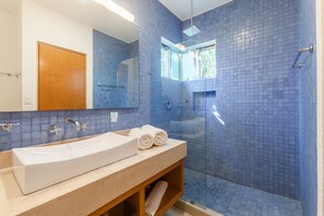 Comfort huis | Badkamer | Een douche, een haardroger, handdoeken, toiletpapier