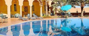 Outdoor pool - Hotel Kasbat Aferdou (Lkheng)