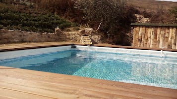 Una piscina al aire libre de temporada