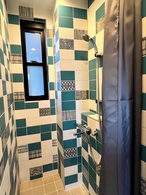 Quarto casal conforto, 1 cama de casal, para não fumantes, banheiro privativo | Banheiro | Chuveiro, produtos de toalete grátis, secador de cabelo 