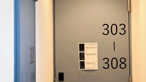 A door with numbers 303 and 308, a keypad, and a sign with instructions. - Hotel Hangout - Hostel (Osaka)