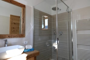 Een douche, een regendouche, gratis toiletartikelen, een haardroger