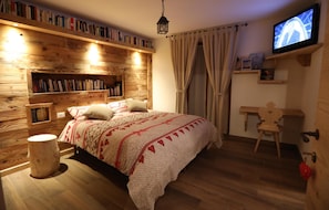 Een bureau, gratis wifi, beddengoed