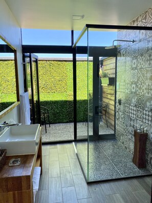 Habitación doble estándar, 1 cama Queen size | Baño | Regadera, regadera tipo lluvia, amenidades de baño gratuitas