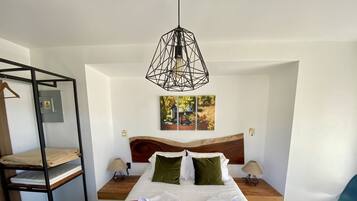 Habitación doble estándar, 1 cama Queen size | Decoración personalizada y muebles diferentes