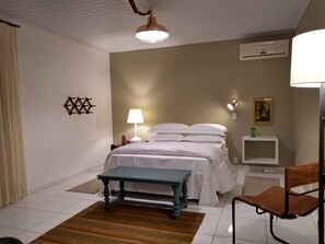 Tirai kedap cahaya, Wi-Fi gratis, dan seprai linen