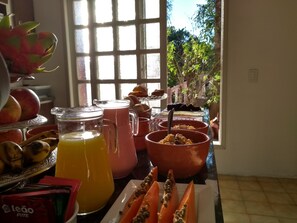 Free daily buffet breakfast - ACasaRosa Hostel (Praia Grande)