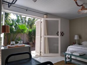 Blackout drapes, free WiFi, bed sheets - ACasaRosa Hostel (Praia Grande)