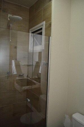 Shower, toilet paper - Hotel Pedra Moura (Vacaria)