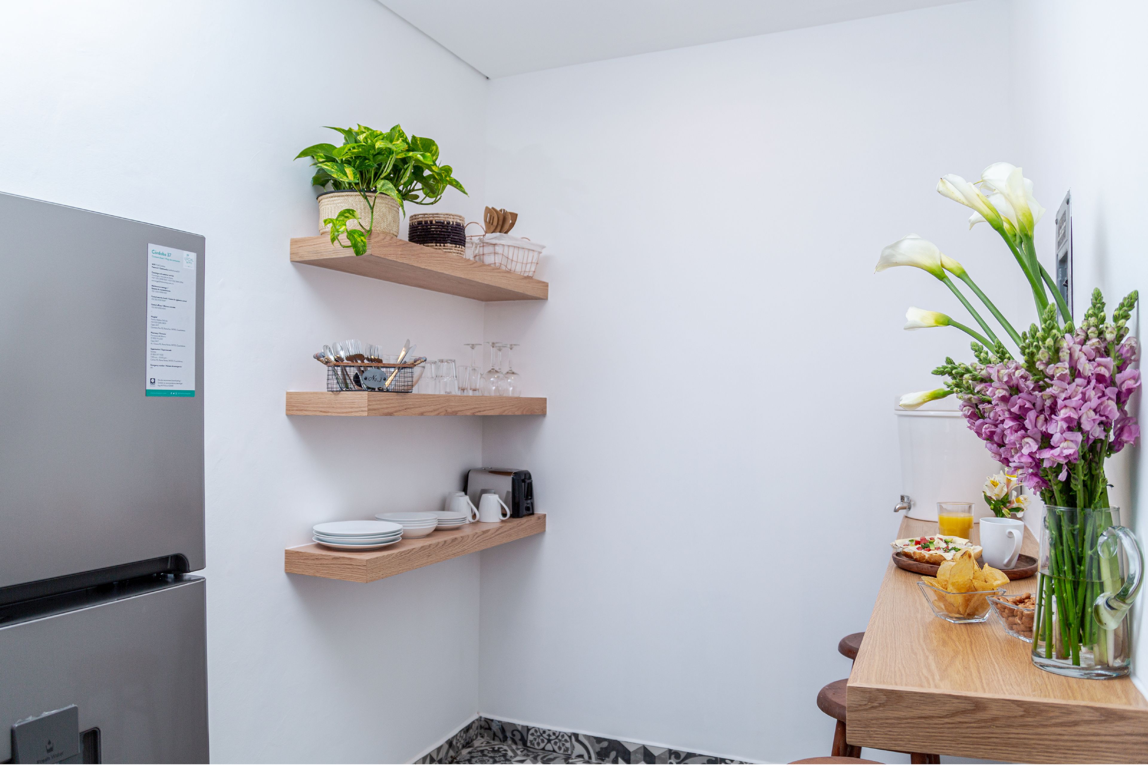 Apartamento com design assinado | Cozinha privada | Geladeira grande, micro-ondas, fogão, cooktop