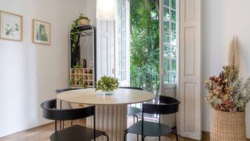 Apartamento com design assinado | Sala de jantar