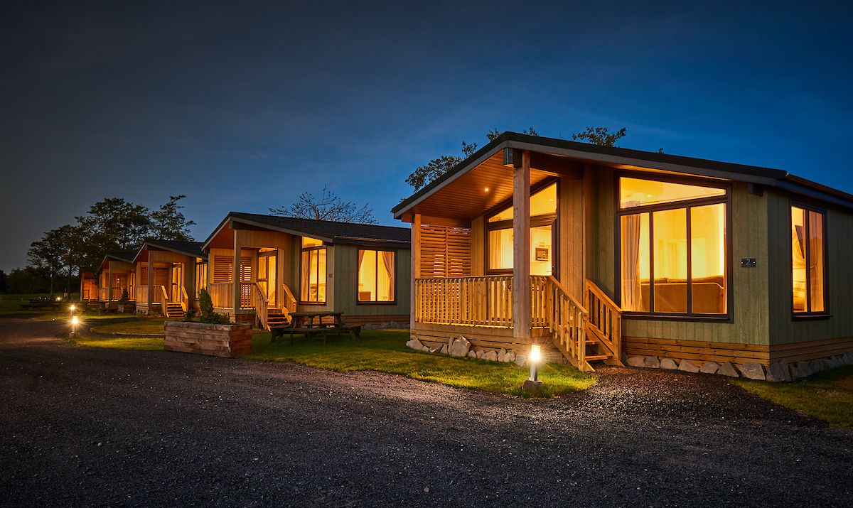 Mặt tiền nơi lưu trú - ban đêm