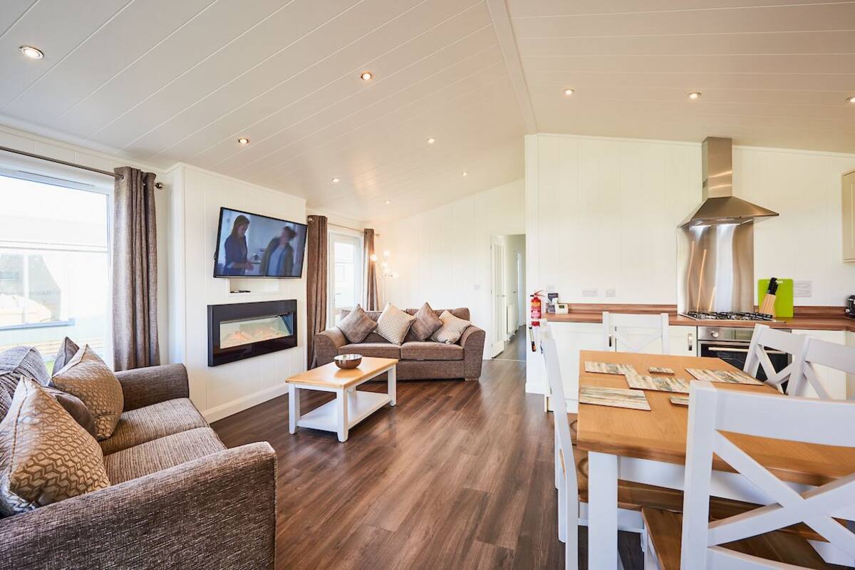 Chalet familiar, 3 habitaciones, vista al jardín | Sala de estar | Smart TV, chimenea y Netflix 