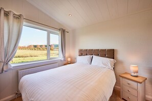Family Chalet, 3 Bedrooms, Garden View | Individually decorated, individually furnished, iron/ironing board - Silverwood Luxury Lodges (Perth)