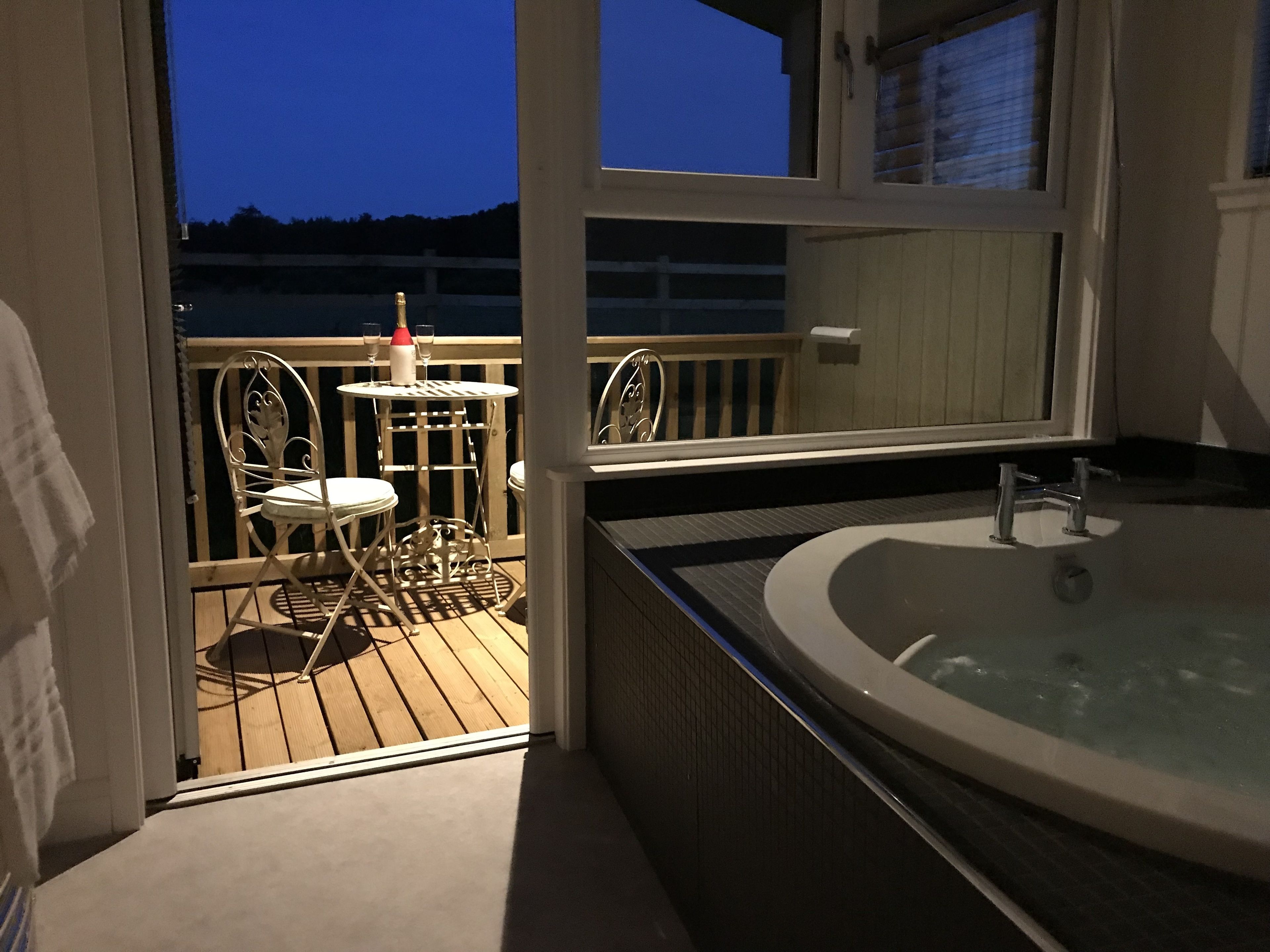 Luxury Chalet, 2 Bedrooms, Non Smoking, Garden View | Jetted tub