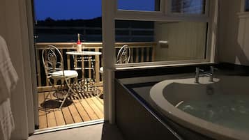 Luxury Chalet, 2 Bedrooms, Non Smoking, Garden View | Jetted tub