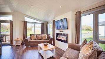 Family Chalet, 3 Bedrooms, Garden View | Private kitchen | Fridge, microwave, oven, cookware/dishes/utensils