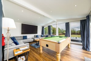 Alpehytte – executive | Oppholdsområde | Smart-TV, peis og Netflix