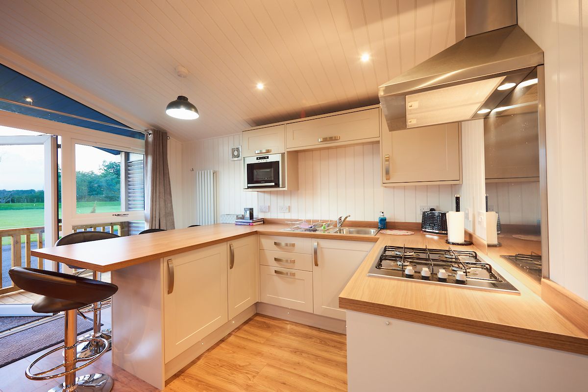 Nhà gỗ Cao cấp, 2 phòng ngủ, không hút thuốc, quang cảnh vườn | Bếp riêng | Tủ lạnh, lò vi sóng, lò nướng, dụng cụ nấu nướng/bát dĩa/dao nĩa 