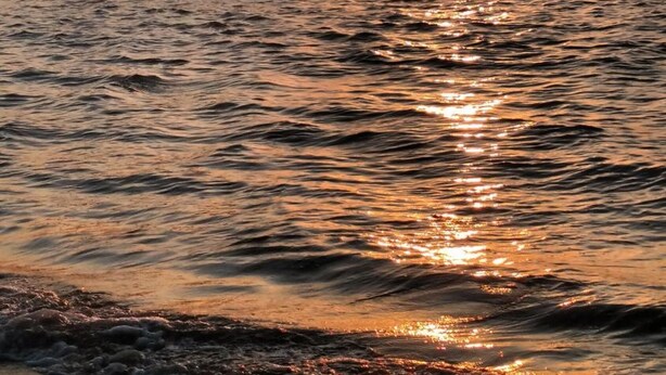 Un barco sobre aguas tranquilas durante el atardecer.