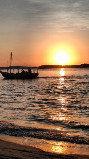 A boat on calm water during sunset. - Pousada Casa Verde Boipeba (Cairu)