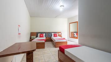 Habitación triple, 3 camas individuales | Escritorio, wifi gratis y ropa de cama