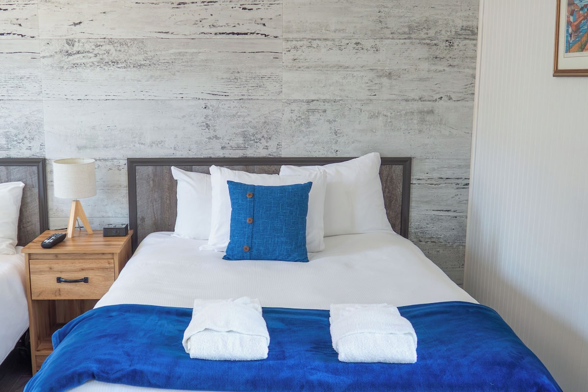 Standard Room, 2 Double Beds | Free WiFi, bed sheets