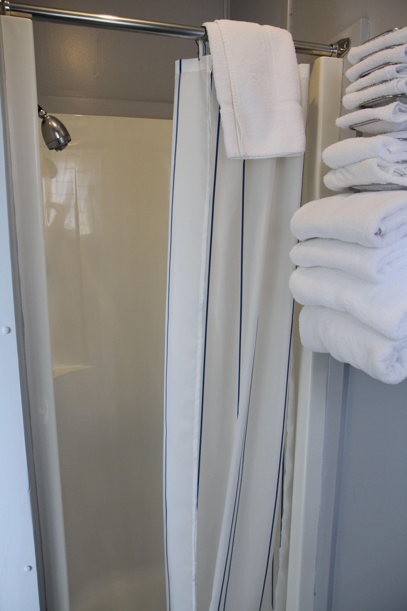 スタンダード ルーム ダブルベッド 2 台 | バスルーム | シャワー、ヘアドライヤー、タオル、石鹸