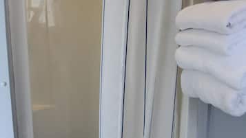 Chambre Standard, 2 lits doubles | Salle de bain | Douche, sĂšche-cheveux, serviettes fournies, savon