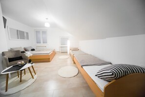 Habitación Confort | Escritorio, espacio para trabajar con laptop y cortinas blackout 