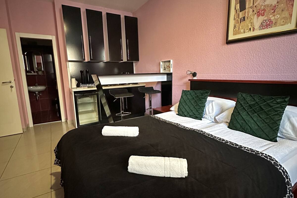 Double Room | Desk, laptop workspace, blackout drapes, soundproofing