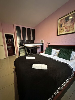 Double Room | Desk, laptop workspace, blackout curtains, soundproofing