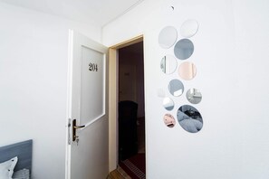 مكتب ومساحة عمل للكمبيوتر المحمول وستائر تعتيم وتجهيزات عازلة للصوت