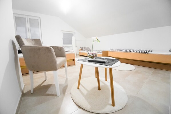 Habitación Confort | Escritorio, espacio para trabajar con laptop y cortinas blackout 