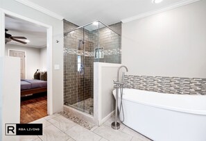 Zimmer | Badezimmer | Duschwanne, Handtücher, Seife, Shampoo