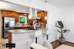 Individually decorated, individually furnished, free WiFi, bed sheets - Modern 3BR Atlanta Home (Atlanta)