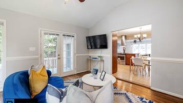Modern 3BR/3BA Atlanta Home | Living area | Flat-screen TV