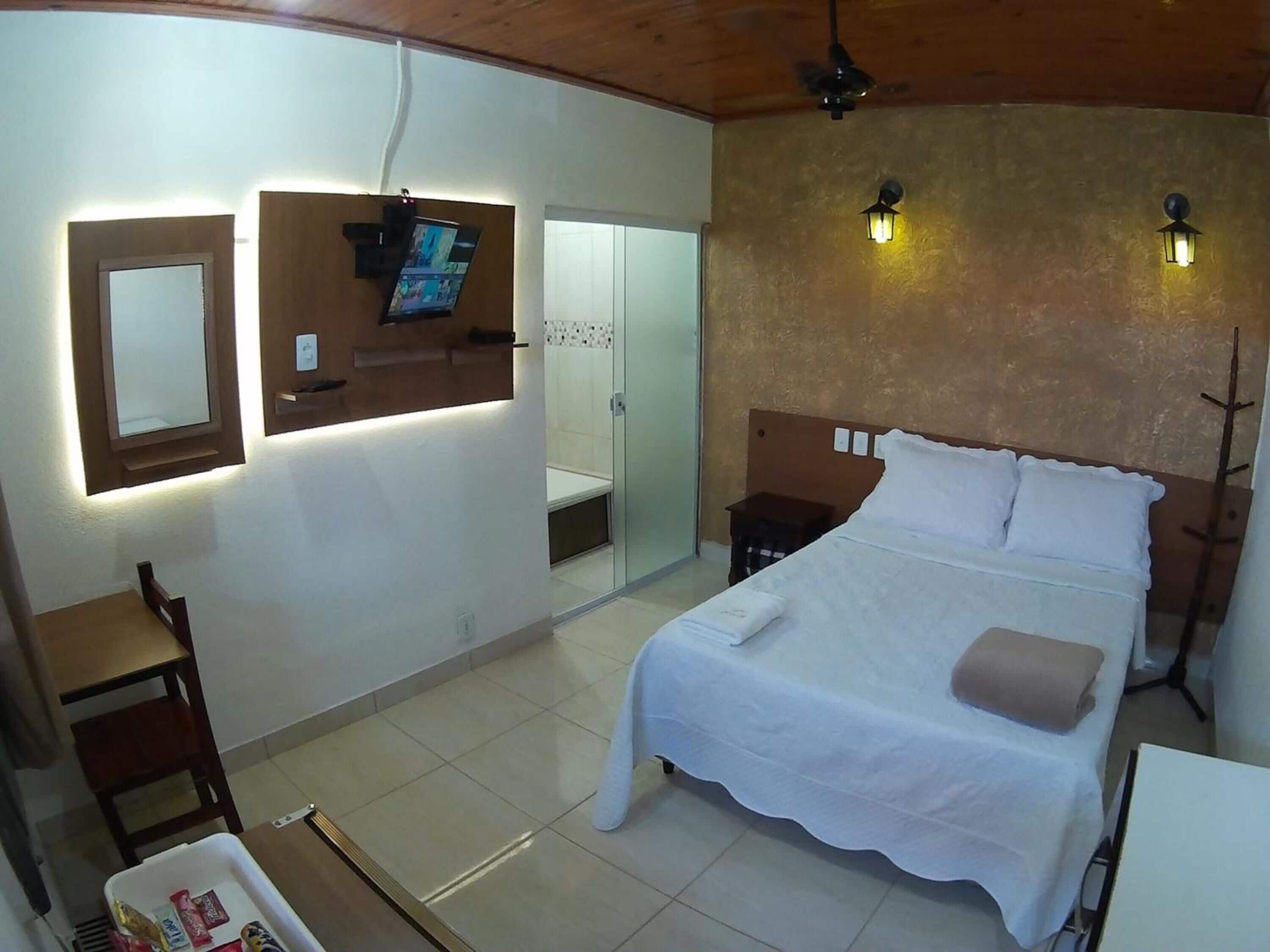 ミニバー、デスク、遮光カーテン、アイロン / アイロン台