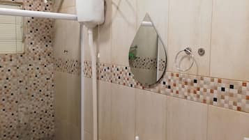 Suite ejecutiva | Baño | Ducha, artículos de higiene personal gratuitos y secador de pelo