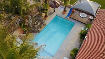 Piscina externa, funciona das 10h às 22h, espreguiçadeiras