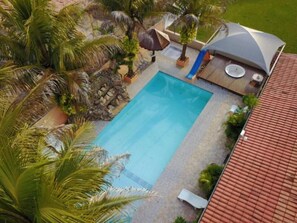 Piscine extérieure, chaises longues